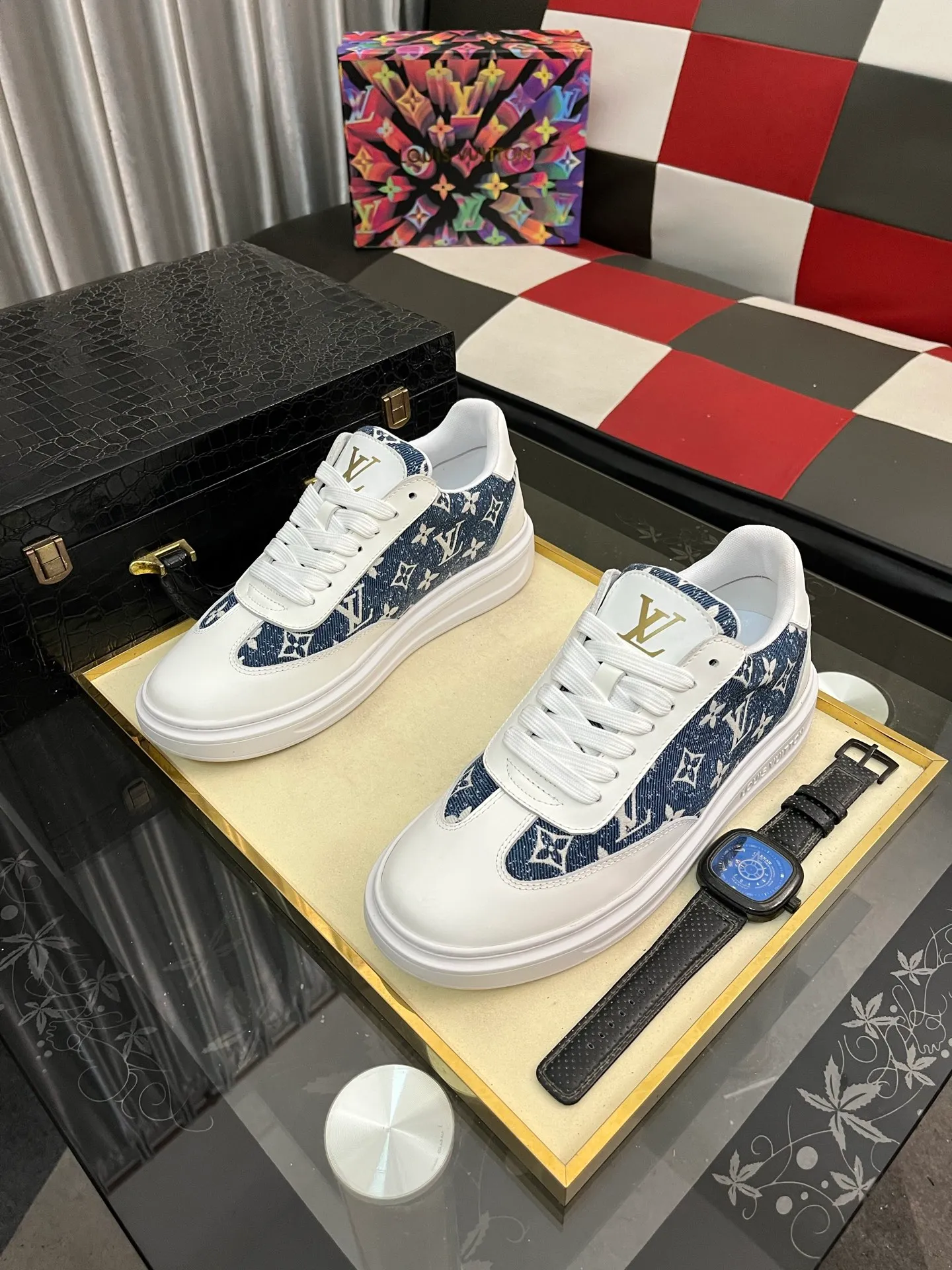 Men's shoes 💰540⌚️⌚️ Louis vuitton/LV Louis Vuitton 》Original quality.~ Unique modern style sneakers. 🏃A must-have casual shoe for trendy men😍😍 Original brand imported from Italy, imported original leather, sheep lining (refuses to discolor and grind feet) Sole: Original sole provided by the original factory, French lazy style design ⚠️Fit to the feet, original quality, super comfortable original sole. Code number: 38-445️⃣Colors available